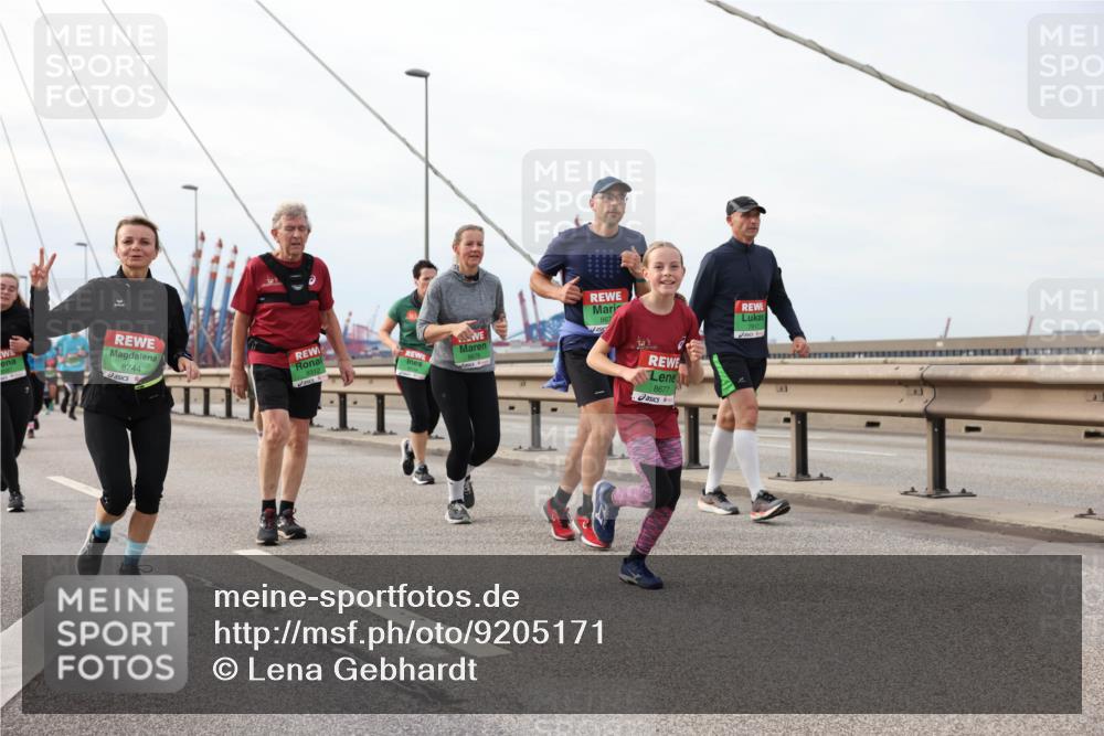 03.10.2025 - Köhlbrandbrückenlauf Lena Gebhardt http://msf.ph/oto/9205171 03.10.2025 16:00:08 Position 2 8744, 867, 8677 meine-sportfotos.de