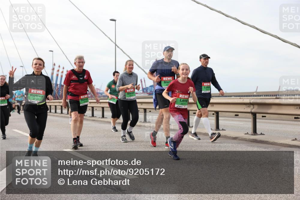 03.10.2025 - Köhlbrandbrückenlauf Lena Gebhardt http://msf.ph/oto/9205172 03.10.2025 16:00:08 Position 2 8744, 867, 8677 meine-sportfotos.de