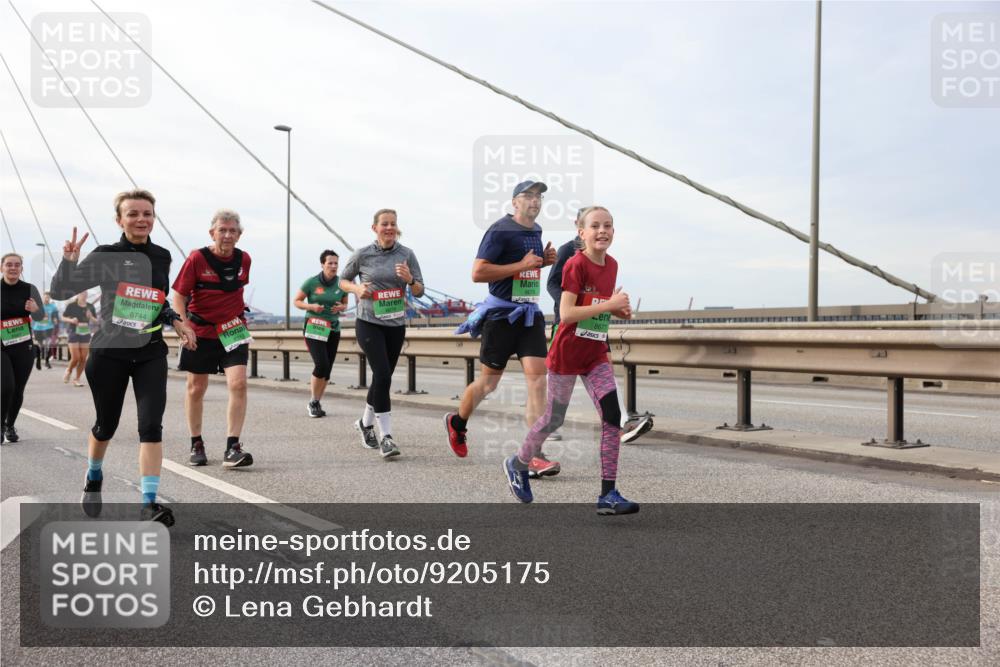03.10.2025 - Köhlbrandbrückenlauf Lena Gebhardt http://msf.ph/oto/9205175 03.10.2025 16:00:08 Position 2 8744, 8677 meine-sportfotos.de