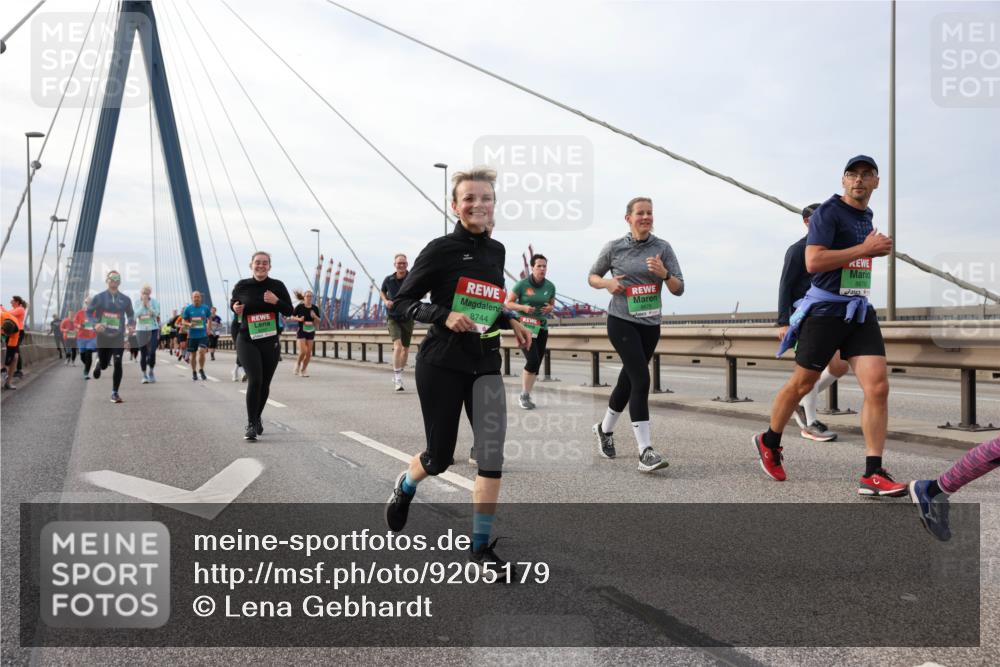 03.10.2025 - Köhlbrandbrückenlauf Lena Gebhardt http://msf.ph/oto/9205179 03.10.2025 16:00:09 Position 2 8744, 8679 meine-sportfotos.de
