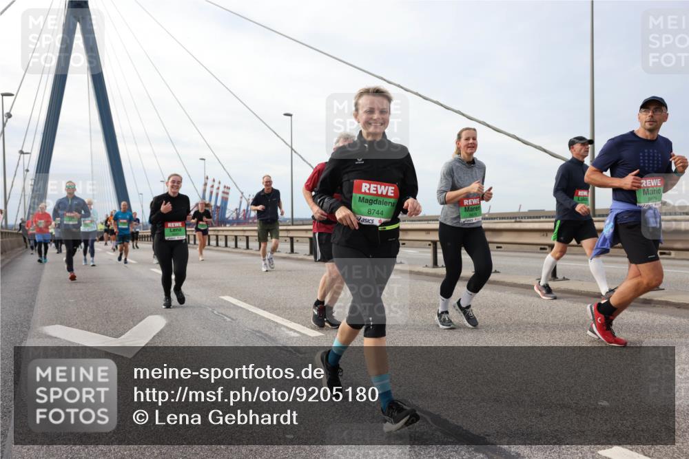 03.10.2025 - Köhlbrandbrückenlauf Lena Gebhardt http://msf.ph/oto/9205180 03.10.2025 16:00:09 Position 2 8679, 8744 meine-sportfotos.de
