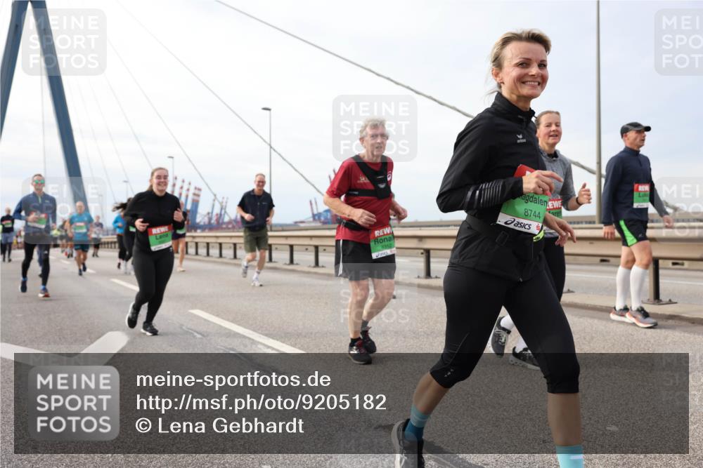 03.10.2025 - Köhlbrandbrückenlauf Lena Gebhardt http://msf.ph/oto/9205182 03.10.2025 16:00:10 Position 2 8312, 8744 meine-sportfotos.de