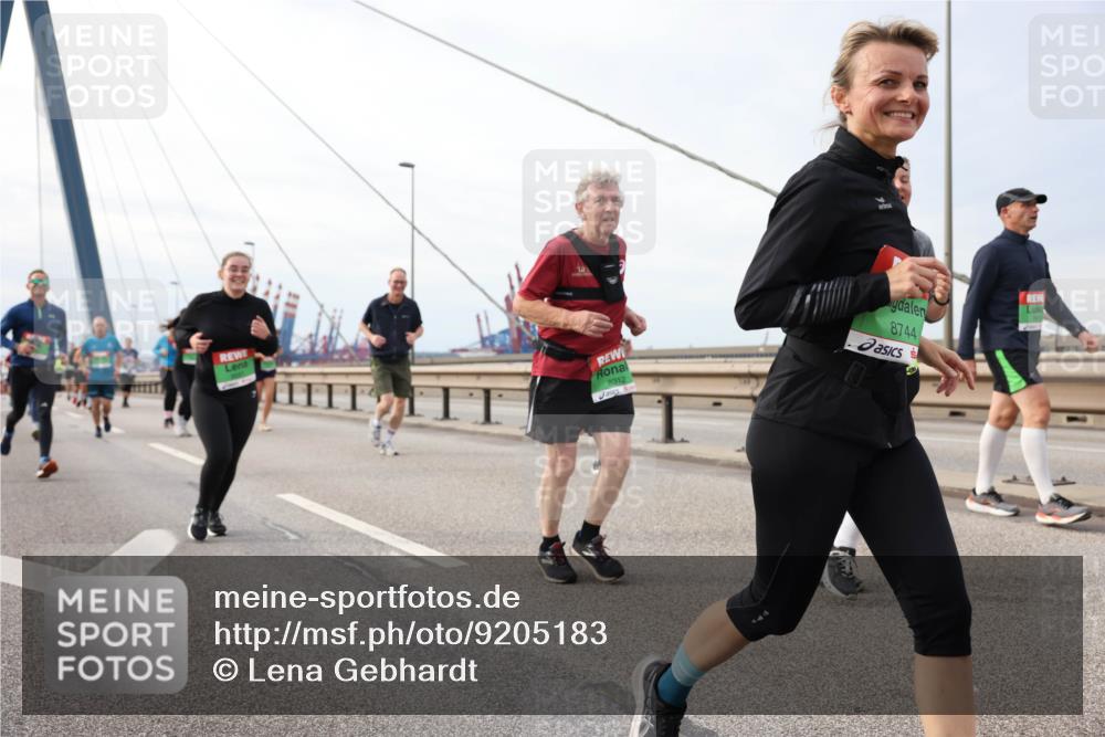 03.10.2025 - Köhlbrandbrückenlauf Lena Gebhardt http://msf.ph/oto/9205183 03.10.2025 16:00:10 Position 2 8312, 8744 meine-sportfotos.de