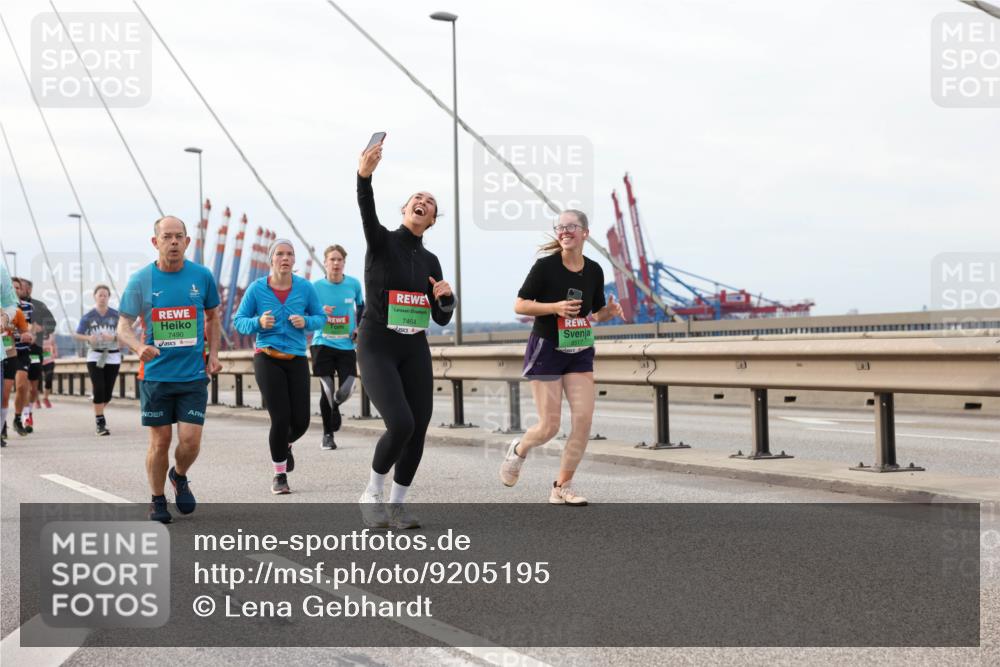 03.10.2025 - Köhlbrandbrückenlauf Lena Gebhardt http://msf.ph/oto/9205195 03.10.2025 16:00:13 Position 2 7490, 7464 meine-sportfotos.de