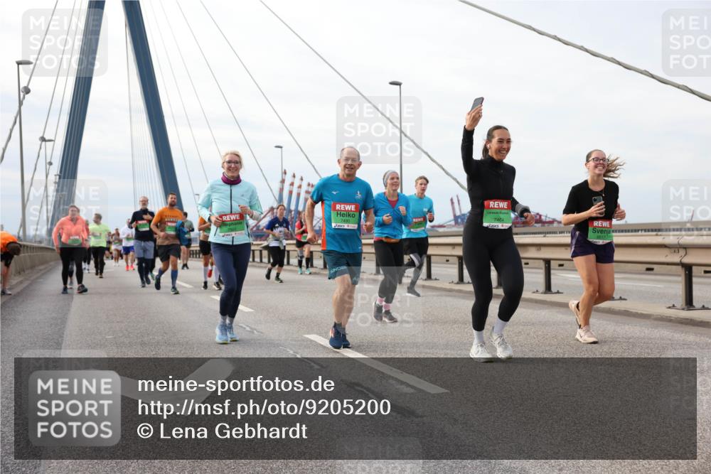 03.10.2025 - Köhlbrandbrückenlauf Lena Gebhardt http://msf.ph/oto/9205200 03.10.2025 16:00:14 Position 2 7490, 7464 meine-sportfotos.de