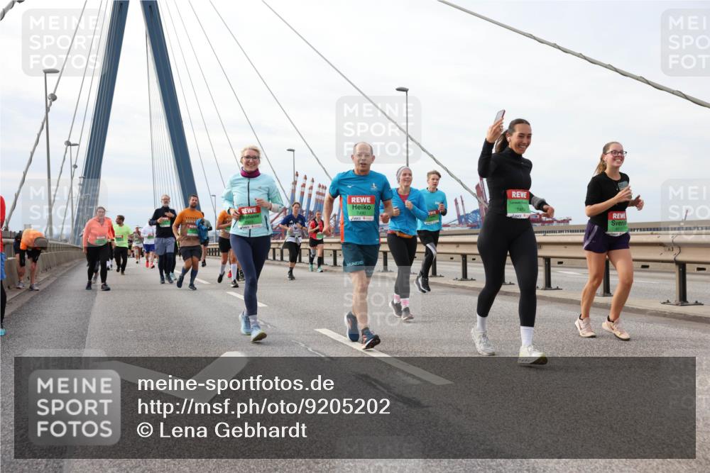 03.10.2025 - Köhlbrandbrückenlauf Lena Gebhardt http://msf.ph/oto/9205202 03.10.2025 16:00:14 Position 2 7490, 7464, 8517 meine-sportfotos.de