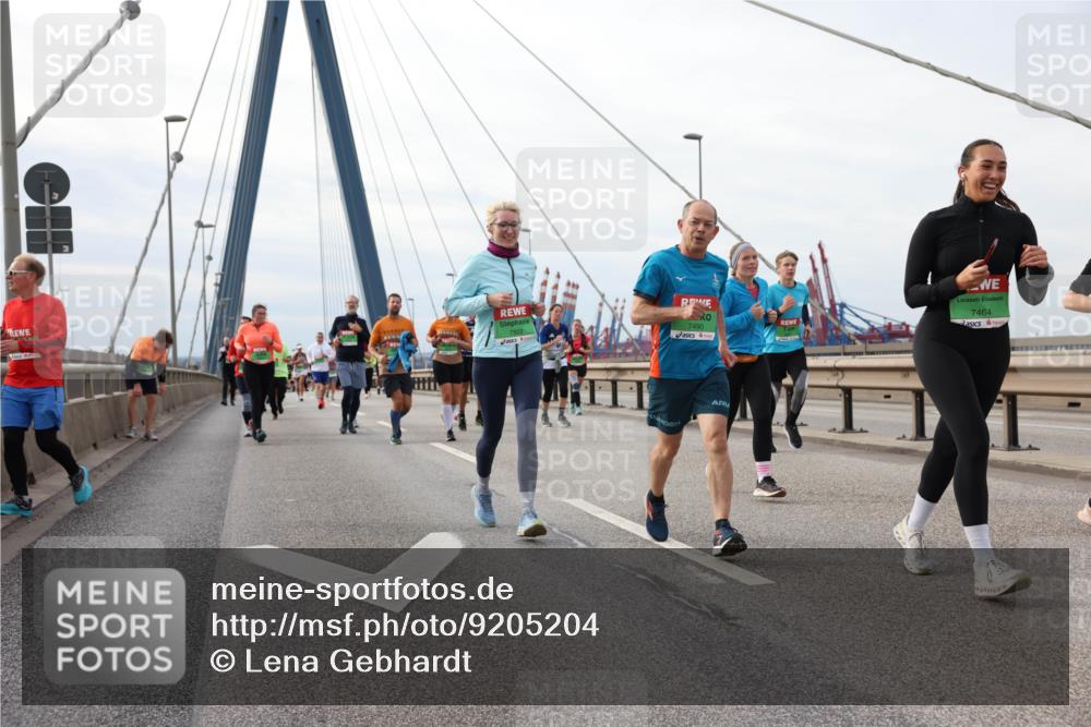 03.10.2025 - Köhlbrandbrückenlauf Lena Gebhardt http://msf.ph/oto/9205204 03.10.2025 16:00:14 Position 2 7922, 7490, 7464 meine-sportfotos.de