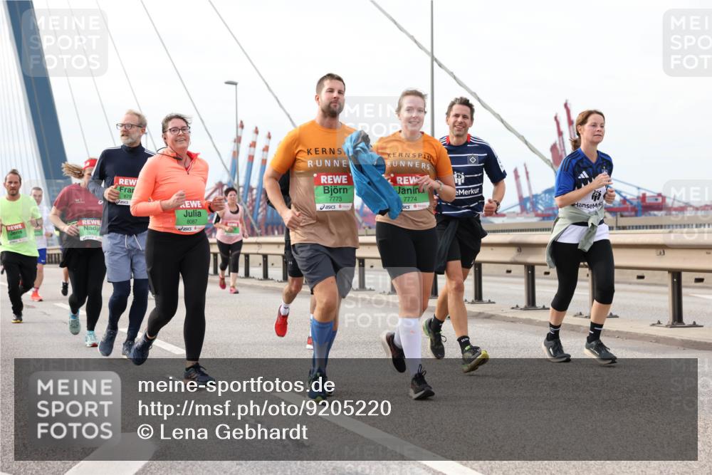 03.10.2025 - Köhlbrandbrückenlauf Lena Gebhardt http://msf.ph/oto/9205220 03.10.2025 16:00:17 Position 2 879, 8087, 7773, 7774 meine-sportfotos.de