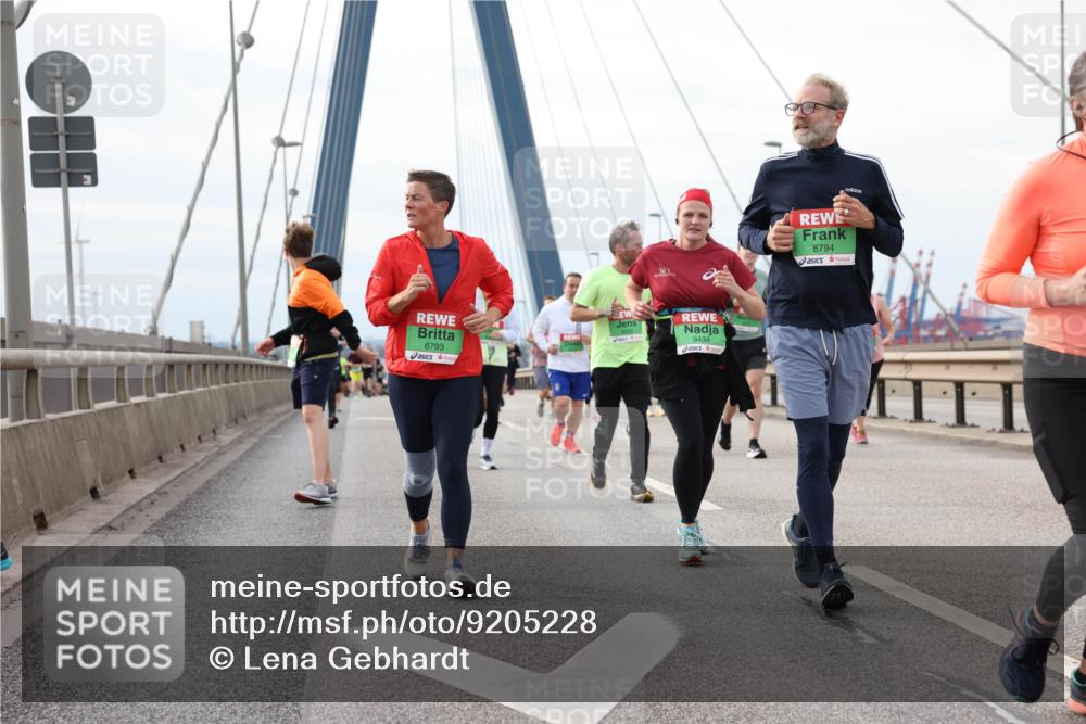 03.10.2025 - Köhlbrandbrückenlauf Lena Gebhardt http://msf.ph/oto/9205228 03.10.2025 16:00:19 Position 2 8793, 9434, 8794 meine-sportfotos.de