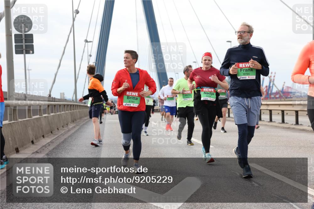 03.10.2025 - Köhlbrandbrückenlauf Lena Gebhardt http://msf.ph/oto/9205229 03.10.2025 16:00:19 Position 2 4, 8793, 9434, 8794 meine-sportfotos.de