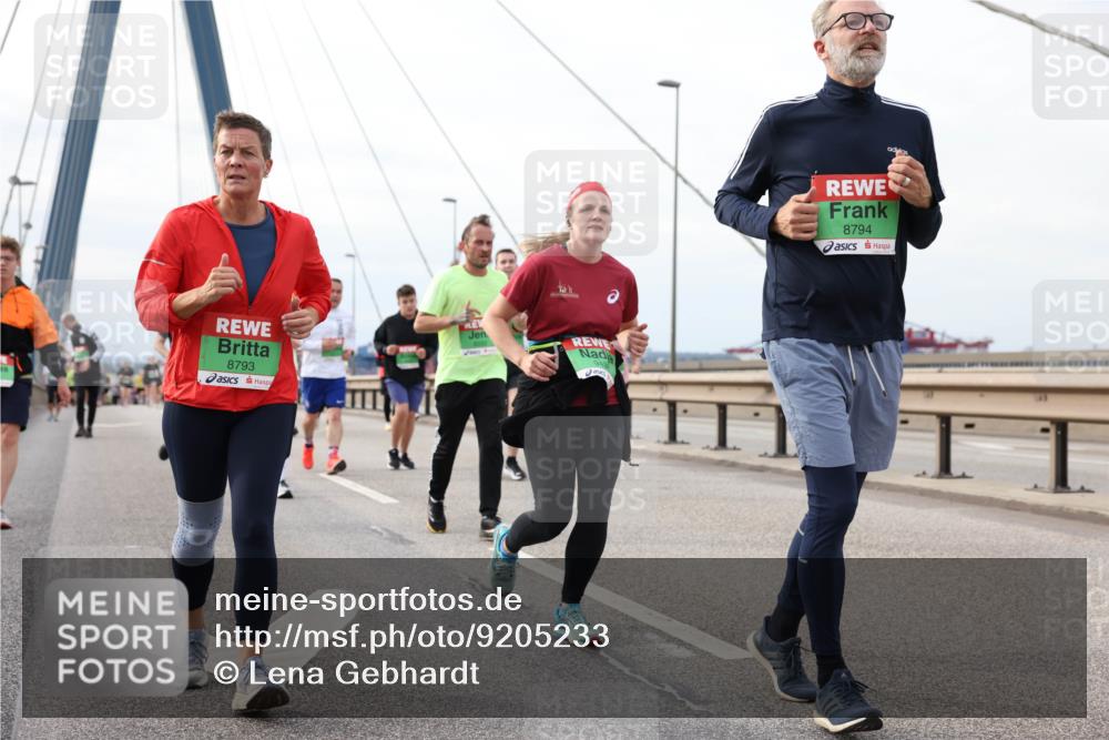 03.10.2025 - Köhlbrandbrückenlauf Lena Gebhardt http://msf.ph/oto/9205233 03.10.2025 16:00:20 Position 2 8793, 8794 meine-sportfotos.de
