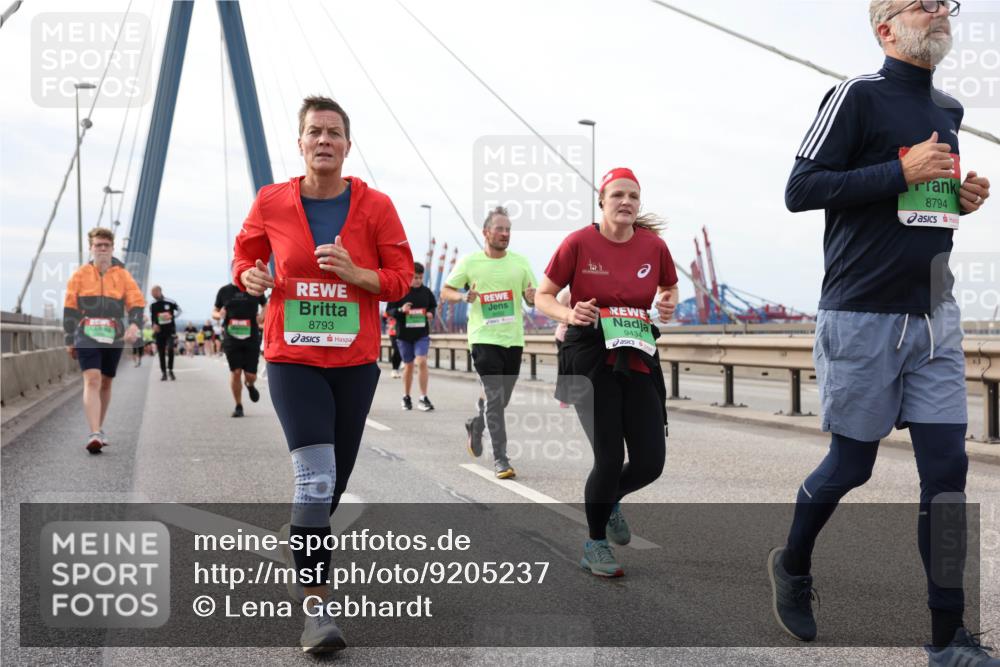 03.10.2025 - Köhlbrandbrückenlauf Lena Gebhardt http://msf.ph/oto/9205237 03.10.2025 16:00:21 Position 2 8793, 9434, 8794 meine-sportfotos.de