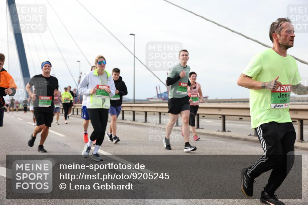 03.10.2025 - Köhlbrandbrückenlauf Lena Gebhardt http://msf.ph/oto/9205245 03.10.2025 16:00:23 Position 2 8552 meine-sportfotos.de