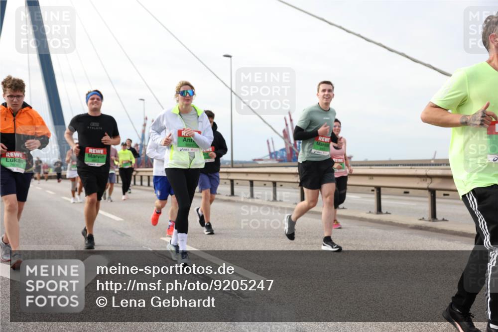 03.10.2025 - Köhlbrandbrückenlauf Lena Gebhardt http://msf.ph/oto/9205247 03.10.2025 16:00:23 Position 2 651, 7636, 8665 meine-sportfotos.de
