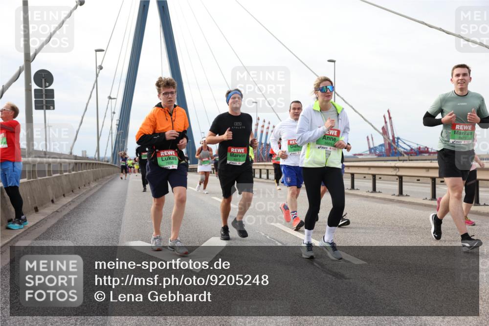 03.10.2025 - Köhlbrandbrückenlauf Lena Gebhardt http://msf.ph/oto/9205248 03.10.2025 16:00:23 Position 2 51, 7636, 8972, 8665, 8473 meine-sportfotos.de