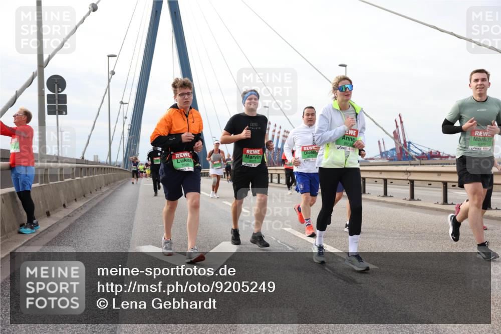 03.10.2025 - Köhlbrandbrückenlauf Lena Gebhardt http://msf.ph/oto/9205249 03.10.2025 16:00:23 Position 2 7636, 8972, 8665, 8473 meine-sportfotos.de