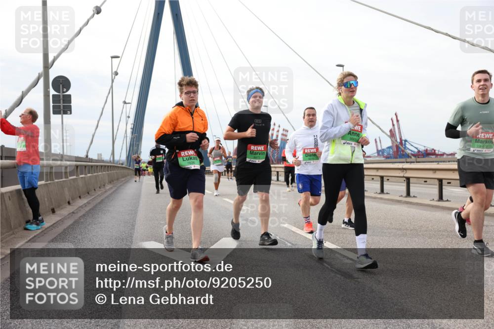 03.10.2025 - Köhlbrandbrückenlauf Lena Gebhardt http://msf.ph/oto/9205250 03.10.2025 16:00:23 Position 2 7636, 8972, 8665, 8473 meine-sportfotos.de