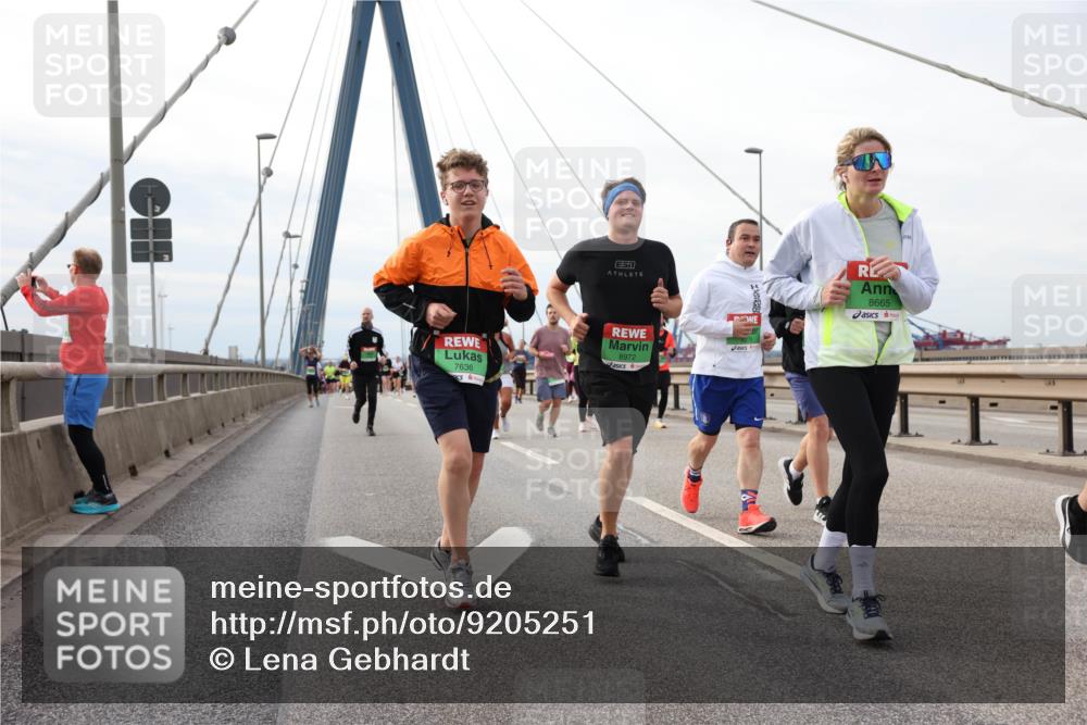 03.10.2025 - Köhlbrandbrückenlauf Lena Gebhardt http://msf.ph/oto/9205251 03.10.2025 16:00:23 Position 2 7636, 8972, 8665 meine-sportfotos.de