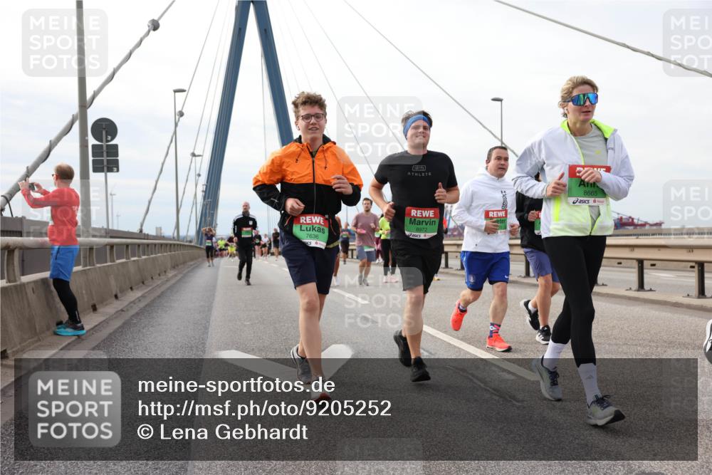 03.10.2025 - Köhlbrandbrückenlauf Lena Gebhardt http://msf.ph/oto/9205252 03.10.2025 16:00:24 Position 2 51, 7636, 8972, 8665 meine-sportfotos.de