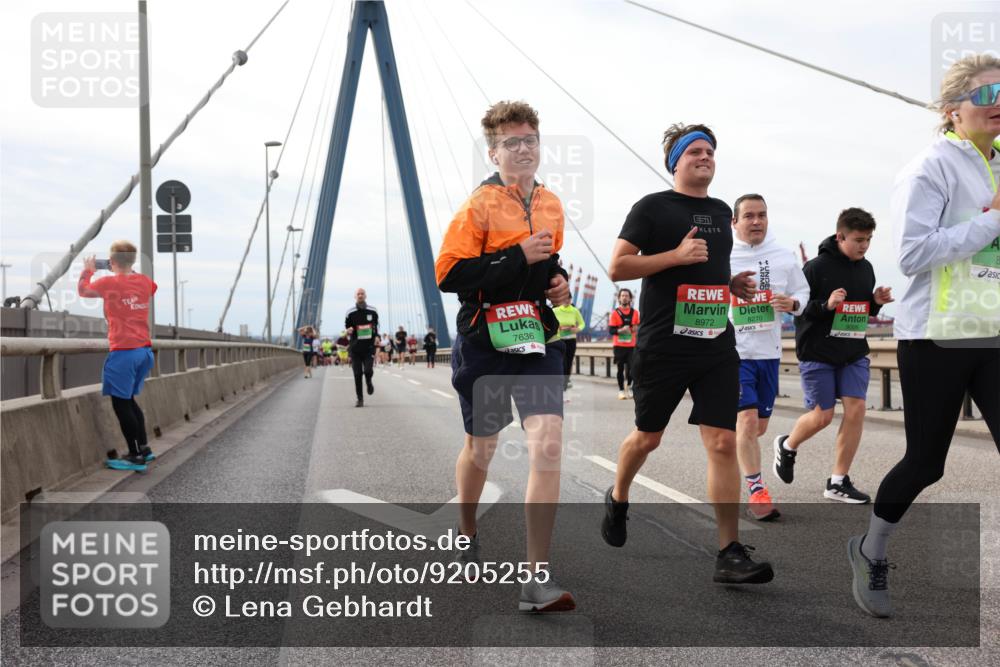 03.10.2025 - Köhlbrandbrückenlauf Lena Gebhardt http://msf.ph/oto/9205255 03.10.2025 16:00:24 Position 2 7636, 8972, 8270 meine-sportfotos.de