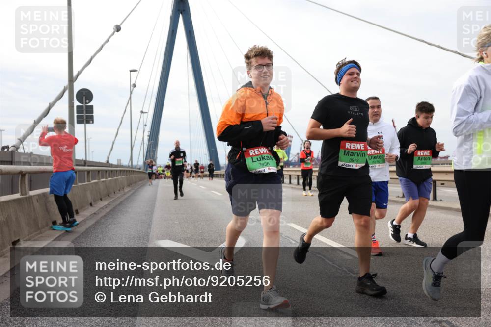 03.10.2025 - Köhlbrandbrückenlauf Lena Gebhardt http://msf.ph/oto/9205256 03.10.2025 16:00:24 Position 2 7636, 8972, 8270 meine-sportfotos.de