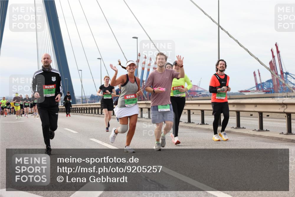 03.10.2025 - Köhlbrandbrückenlauf Lena Gebhardt http://msf.ph/oto/9205257 03.10.2025 16:00:25 Position 2 9154, 8401, 7571 meine-sportfotos.de