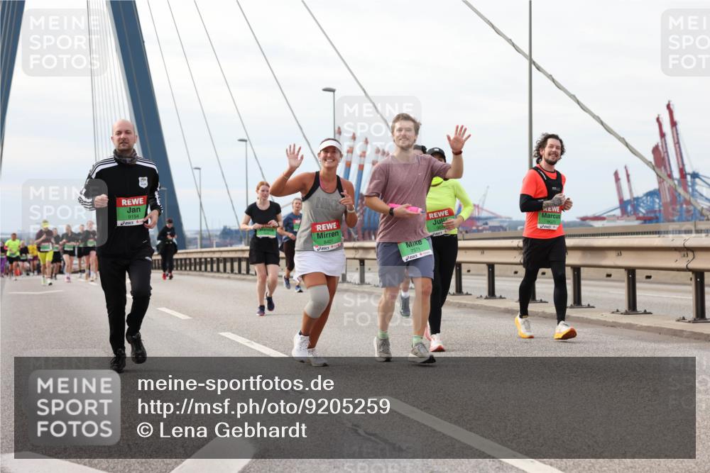 03.10.2025 - Köhlbrandbrückenlauf Lena Gebhardt http://msf.ph/oto/9205259 03.10.2025 16:00:25 Position 2 9154, 8401, 7571, 907 meine-sportfotos.de