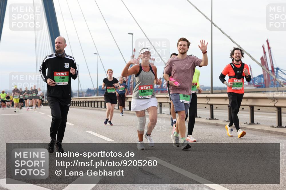 03.10.2025 - Köhlbrandbrückenlauf Lena Gebhardt http://msf.ph/oto/9205260 03.10.2025 16:00:26 Position 2 9154, 8401, 75, 9070 meine-sportfotos.de