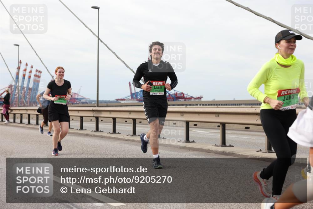 03.10.2025 - Köhlbrandbrückenlauf Lena Gebhardt http://msf.ph/oto/9205270 03.10.2025 16:00:28 Position 2 9430, 9071 meine-sportfotos.de