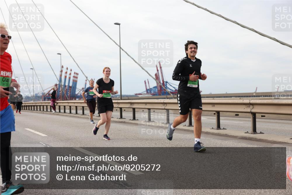 03.10.2025 - Köhlbrandbrückenlauf Lena Gebhardt http://msf.ph/oto/9205272 03.10.2025 16:00:29 Position 2 9175, 9430 meine-sportfotos.de