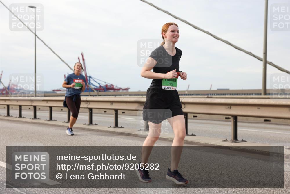 03.10.2025 - Köhlbrandbrückenlauf Lena Gebhardt http://msf.ph/oto/9205282 03.10.2025 16:00:31 Position 2 7925 meine-sportfotos.de
