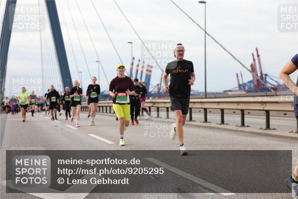 03.10.2025 - Köhlbrandbrückenlauf Lena Gebhardt http://msf.ph/oto/9205295 03.10.2025 16:00:34 Position 2  meine-sportfotos.de