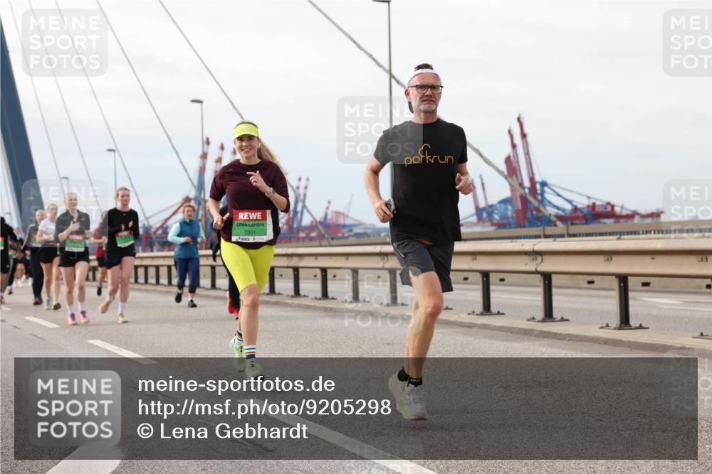 03.10.2025 - Köhlbrandbrückenlauf Lena Gebhardt http://msf.ph/oto/9205298 03.10.2025 16:00:35 Position 2 7351 meine-sportfotos.de