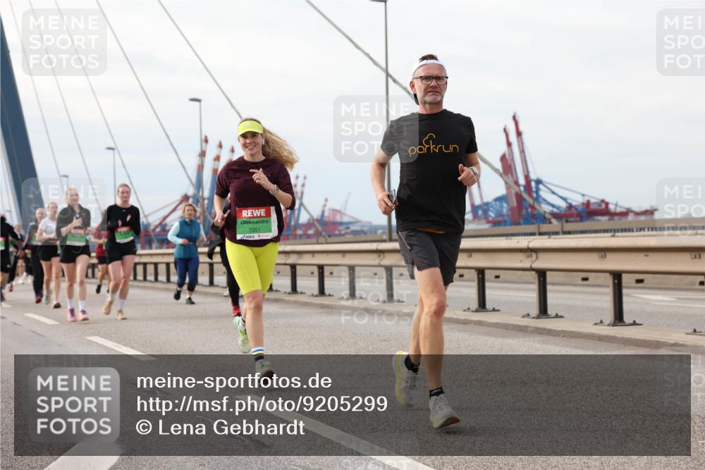 03.10.2025 - Köhlbrandbrückenlauf Lena Gebhardt http://msf.ph/oto/9205299 03.10.2025 16:00:35 Position 2 7351 meine-sportfotos.de