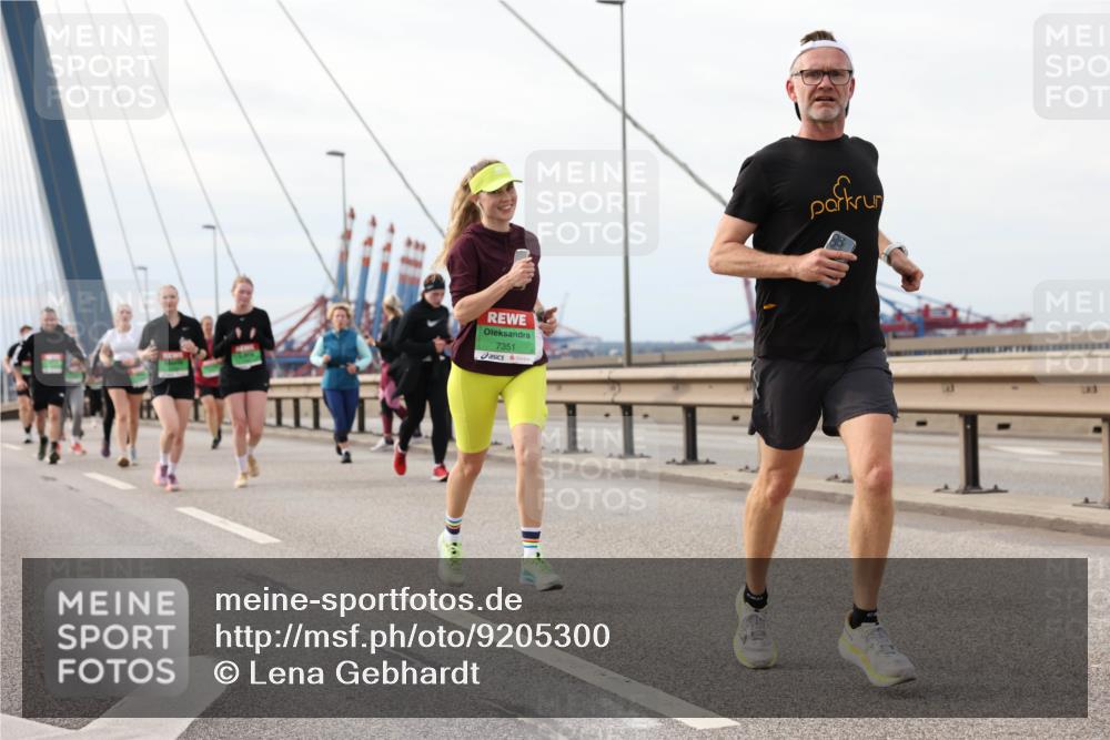 03.10.2025 - Köhlbrandbrückenlauf Lena Gebhardt http://msf.ph/oto/9205300 03.10.2025 16:00:35 Position 2 119, 7351 meine-sportfotos.de