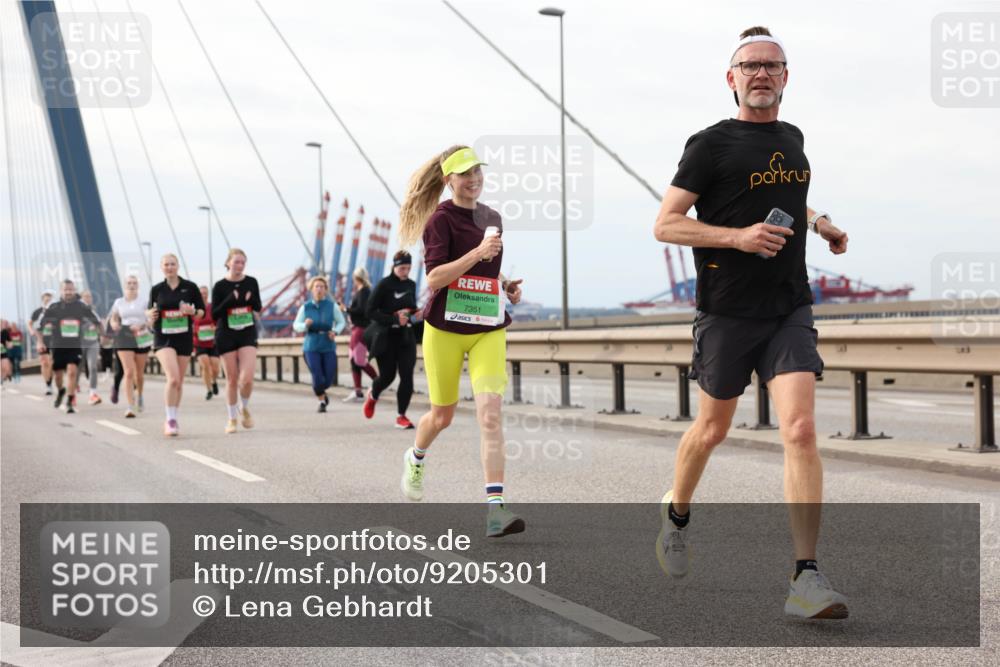 03.10.2025 - Köhlbrandbrückenlauf Lena Gebhardt http://msf.ph/oto/9205301 03.10.2025 16:00:35 Position 2 7351 meine-sportfotos.de