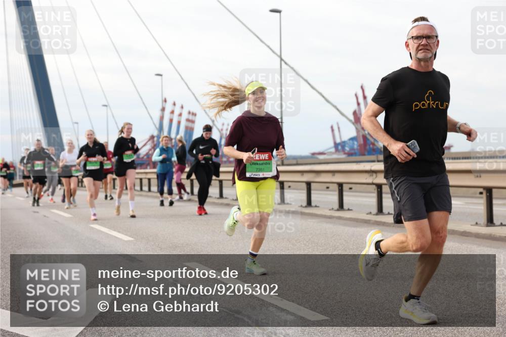 03.10.2025 - Köhlbrandbrückenlauf Lena Gebhardt http://msf.ph/oto/9205302 03.10.2025 16:00:36 Position 2 7351 meine-sportfotos.de
