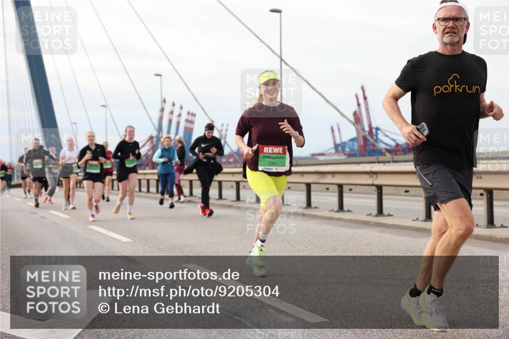 03.10.2025 - Köhlbrandbrückenlauf Lena Gebhardt http://msf.ph/oto/9205304 03.10.2025 16:00:36 Position 2 7351 meine-sportfotos.de