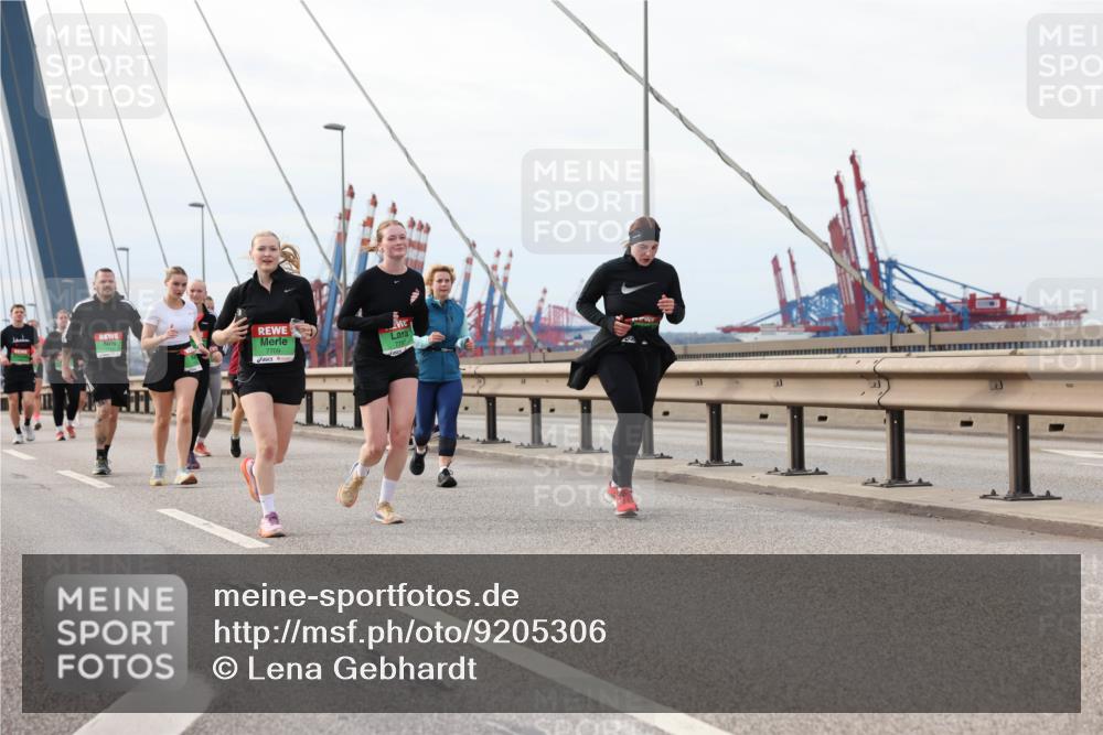 03.10.2025 - Köhlbrandbrückenlauf Lena Gebhardt http://msf.ph/oto/9205306 03.10.2025 16:00:37 Position 2 7709, 7797 meine-sportfotos.de