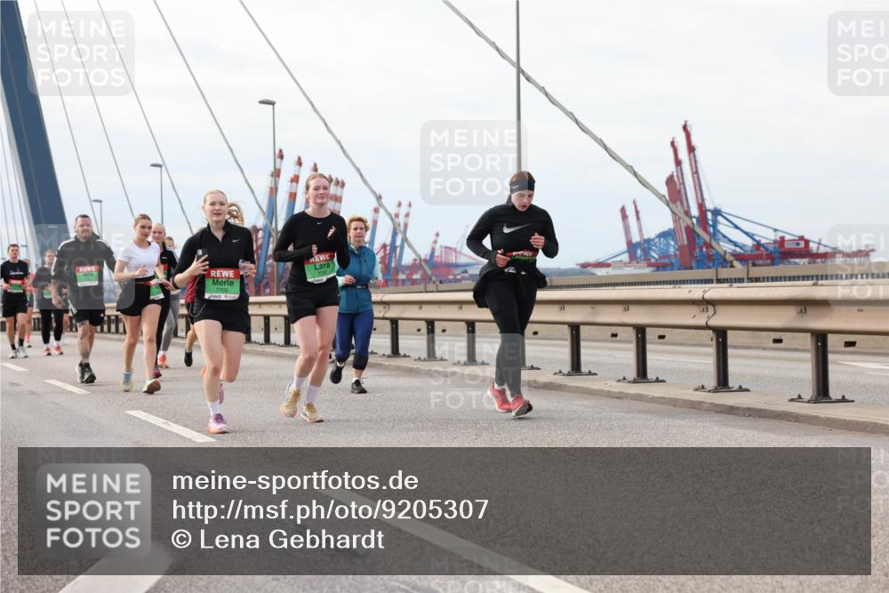 03.10.2025 - Köhlbrandbrückenlauf Lena Gebhardt http://msf.ph/oto/9205307 03.10.2025 16:00:37 Position 2 7797, 7709 meine-sportfotos.de