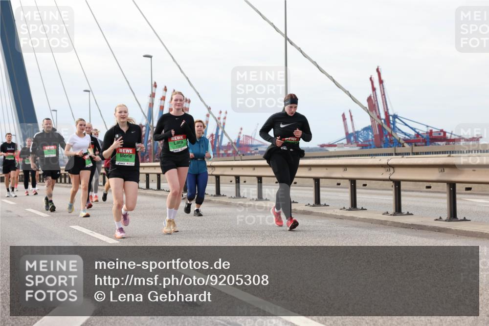 03.10.2025 - Köhlbrandbrückenlauf Lena Gebhardt http://msf.ph/oto/9205308 03.10.2025 16:00:37 Position 2 7709, 7797 meine-sportfotos.de