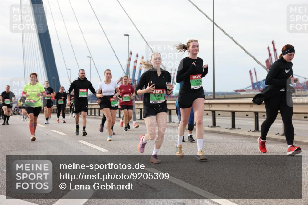 03.10.2025 - Köhlbrandbrückenlauf Lena Gebhardt http://msf.ph/oto/9205309 03.10.2025 16:00:38 Position 2 7709, 7797 meine-sportfotos.de