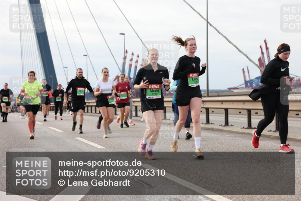 03.10.2025 - Köhlbrandbrückenlauf Lena Gebhardt http://msf.ph/oto/9205310 03.10.2025 16:00:39 Position 2 7709, 7797 meine-sportfotos.de