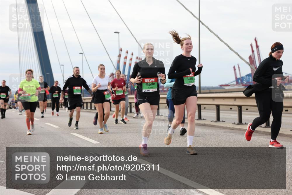 03.10.2025 - Köhlbrandbrückenlauf Lena Gebhardt http://msf.ph/oto/9205311 03.10.2025 16:00:39 Position 2 7709, 7797 meine-sportfotos.de
