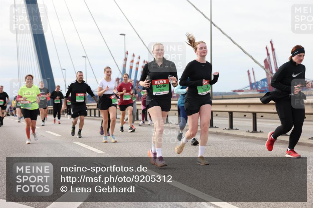 03.10.2025 - Köhlbrandbrückenlauf Lena Gebhardt http://msf.ph/oto/9205312 03.10.2025 16:00:39 Position 2 7709, 7797 meine-sportfotos.de