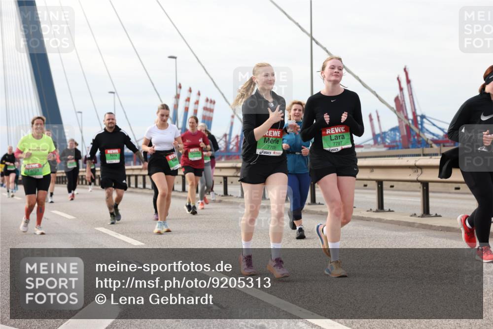 03.10.2025 - Köhlbrandbrückenlauf Lena Gebhardt http://msf.ph/oto/9205313 03.10.2025 16:00:39 Position 2 7709, 7797 meine-sportfotos.de