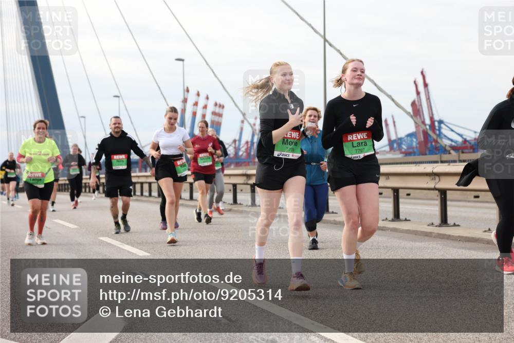 03.10.2025 - Köhlbrandbrückenlauf Lena Gebhardt http://msf.ph/oto/9205314 03.10.2025 16:00:39 Position 2 7797, 7709 meine-sportfotos.de