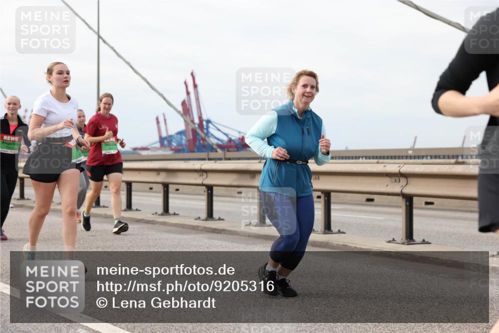 03.10.2025 - Köhlbrandbrückenlauf Lena Gebhardt http://msf.ph/oto/9205316 03.10.2025 16:00:41 Position 2  meine-sportfotos.de
