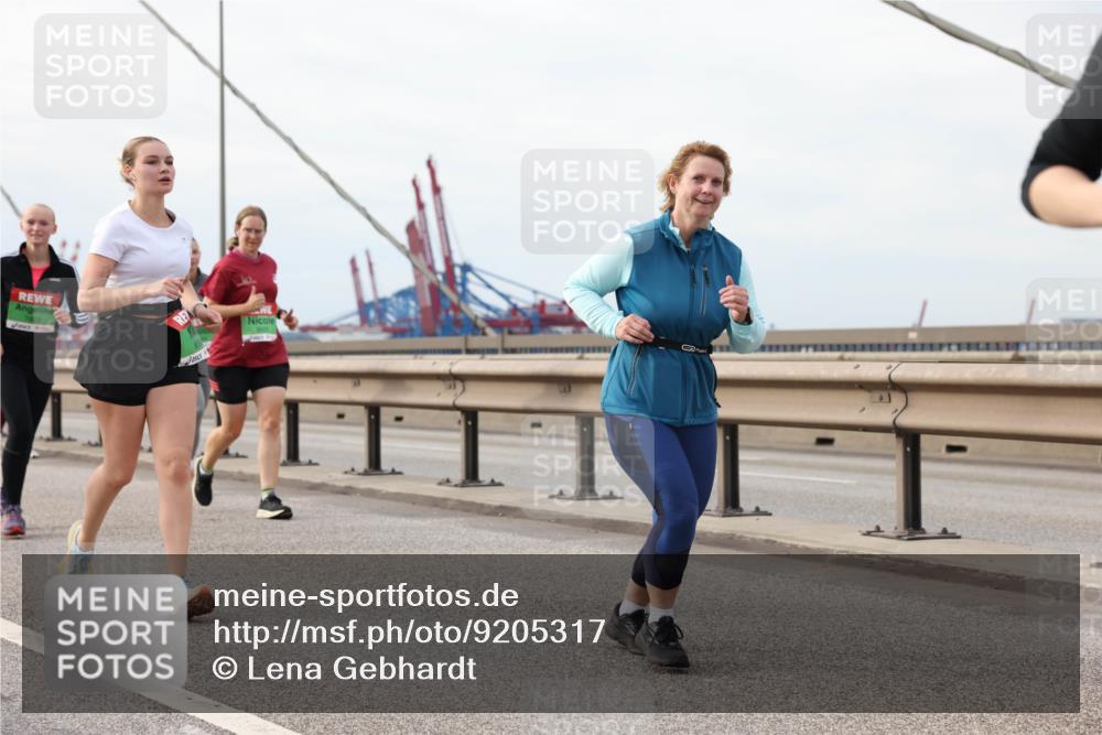 03.10.2025 - Köhlbrandbrückenlauf Lena Gebhardt http://msf.ph/oto/9205317 03.10.2025 16:00:41 Position 2 4 meine-sportfotos.de