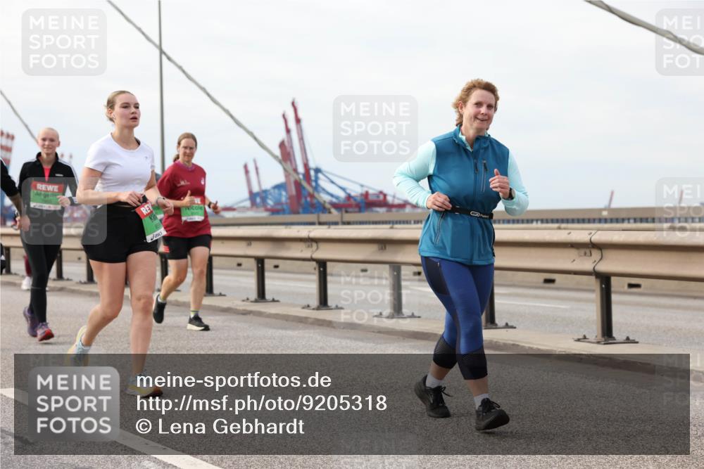 03.10.2025 - Köhlbrandbrückenlauf Lena Gebhardt http://msf.ph/oto/9205318 03.10.2025 16:00:41 Position 2  meine-sportfotos.de